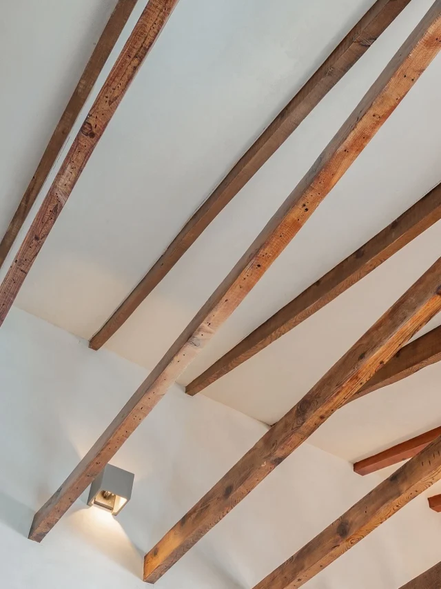 Casa Soho, cuando descubrimos el techo, aparecieron estas vigas de madera. Las restauramos, y barnizamos para que quedaran así de bonitas.
Maravillas de este proyecto 
Feliz lunes

#deco #decoracioninteriores #diseñointeriores #diseñoydecoracion #interiordesign #interiorstyling #reforma #espaciocalle #vigas #vigasvistas #vigasmadera #reforma #reformasmadrid