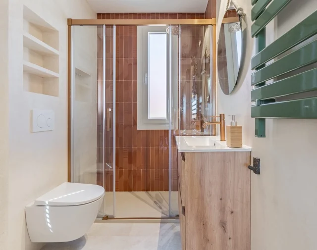 Más fotos bonitas de Casa Soho 🩷💚🩷💚

Toallero eléctrico @create_spain 
Azulejos terracota @nais.es
Grifería @imexproducts 
Revestimiento pared y ducha @masmayaofficial 

#deco #decoracioninteriores #diseñointeriores #diseñoydecoracion #interiordesign #interiorstyling #reforma #espaciocalle #baño #bañosbonitos