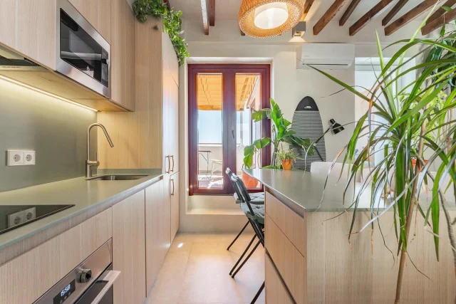 Casa Soho

Cocina @estudior3 
Reforma @arte360reformas 
Suelo cerámico imitación microcemento @tilesinmind
Fotografía @fotografiainmuebles

#deco #decoracioninteriores #diseñointeriores #diseñoydecoracion #interiordesign #interiorstyling #reforma #espaciocalle #cocina #cocinabonita #cocinasbonitas