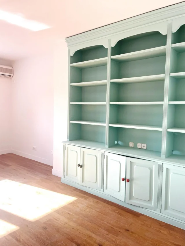 Casa Bernabéu. En este proyecto hemos hecho una reforma parcial: hemos cambiado los tres baños, el suelo de la cocina, quitar el gotelé de toda la casa, reajustar alguna distribución interna, y dar color a las paredes. En el salón ya estaba esta estantería, así que opté por un cambio en la estética jugando con el color. Los clientes querían que fuera luminoso, cálido y dar ese toque especial para que sus muebles encajaran, así que me decanté por los tonos verdes, y en este caso un tono clarito para que hiciera contraste con paredes y suelos.

Gracias, Lola y Pablo por haber confiado en mí para vuestro nuevo hogar 🥰

#reforma #salon #deco #espaciocalle #interiordesign