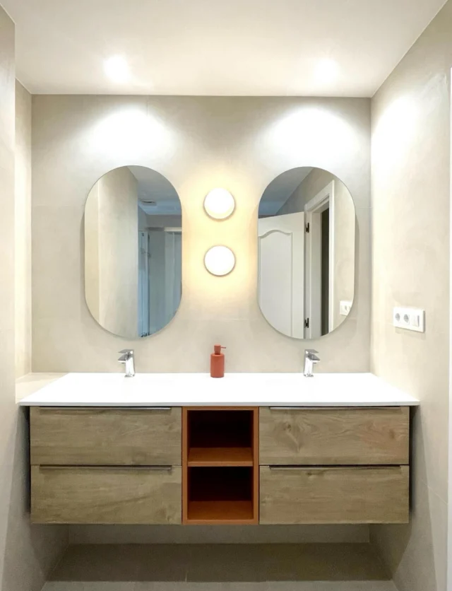 Seguimos con más fotitos de Casa Bernabéu. En el baño principal, los clientes querían que fuera con un aspecto más neutro pero manteniendo la esencia de toda la casa. Los materiales de suelo y pared  son de @atlasconcorde , mantuvimos la continuidad en ambos pavimentos para dar ese toque elegante. El punto de contraste es el lavabo, que lo encargamos a medida, con un acabado en madera tipo roble, y la pieza de en medio en terracota 🧡. Podéis encontrar estos materiales y el lavabo en @discesur 

Los apliques son de @sklum.welovedesign 
La grifería es de @imexproducts 
Y los espejos ovalados los encargamos en @asealia.bath 

Feliz con el resultado final

#reforma #baño #deco #espaciocalle #interior