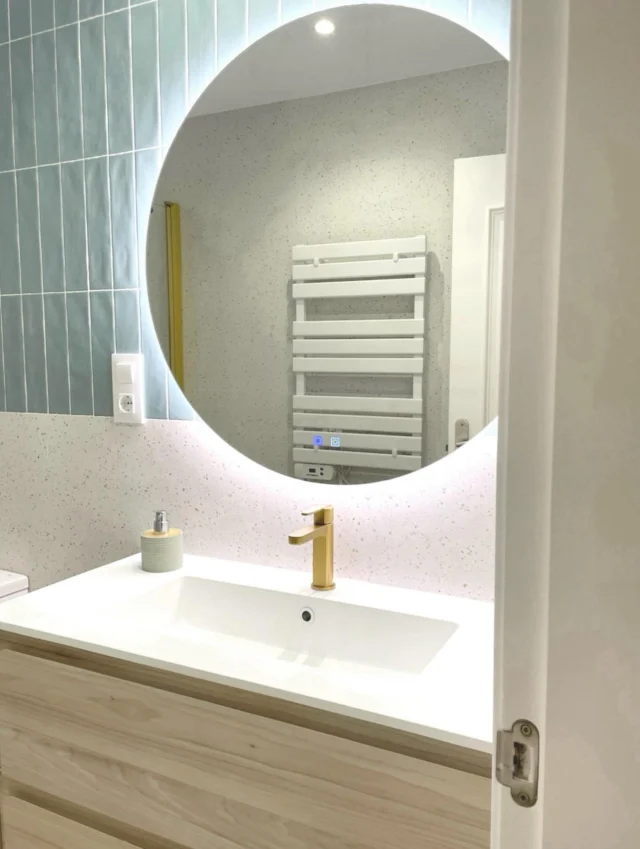 Casa Bernabéu: En el baño de Marina quise transmitir un espacio de calma, por eso todos los materiales y colores van dirigidos a ello. 
Alicatado con un dibujo muy suave imitación terrazo de @nadis_design , para crear contraste y algo de color, el verde azulado de @harmonyinspire .
La calidez del mueble de madera, y el toque de luz con el dorado cepillado de la grifería de @imexproducts

En cada diseño busco la personalización según las necesidades y formas de vida del cliente. Cada espacio es único, y desde EspacioCalle es que intentamos siempre 

💚🤍 Feliz fin de semana 🤍💚

#reforma #baño #deco #espaciocalle #interiordesign