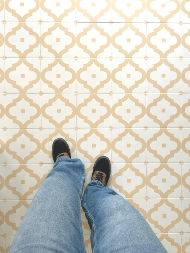 💛🤍 Maravilloso suelo en la cocina de Casa Bernabéu 🤍💛
@vivesceramica